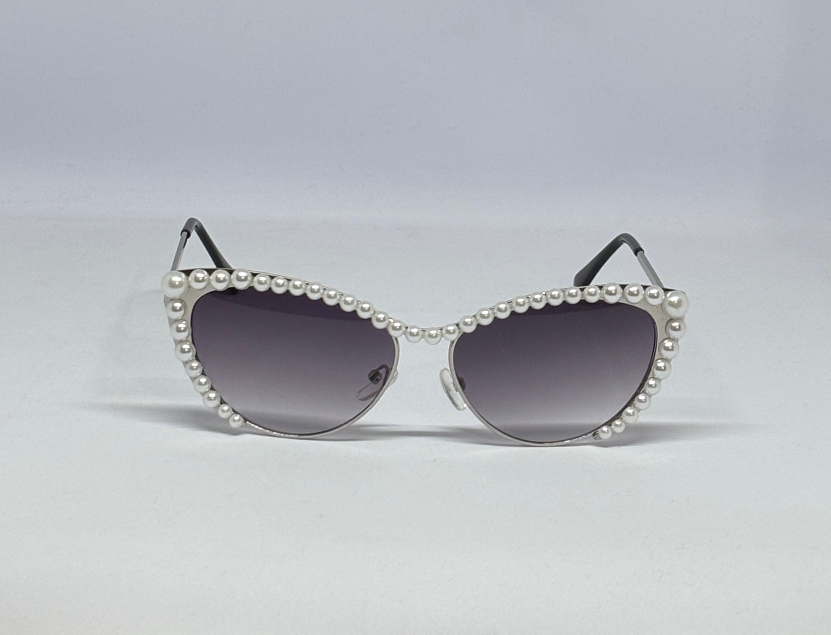 sunglass with cat eye