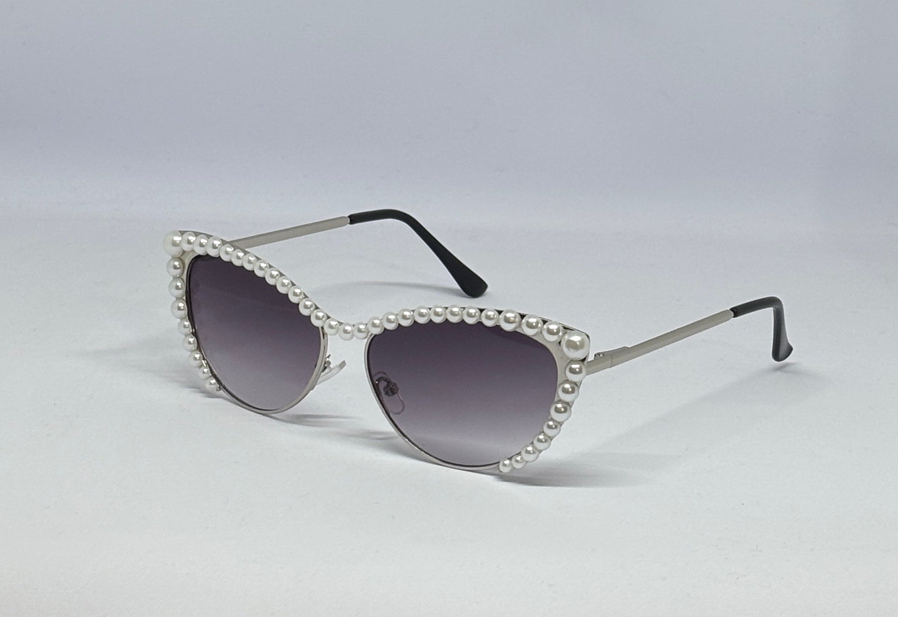 sunglass with cat eye